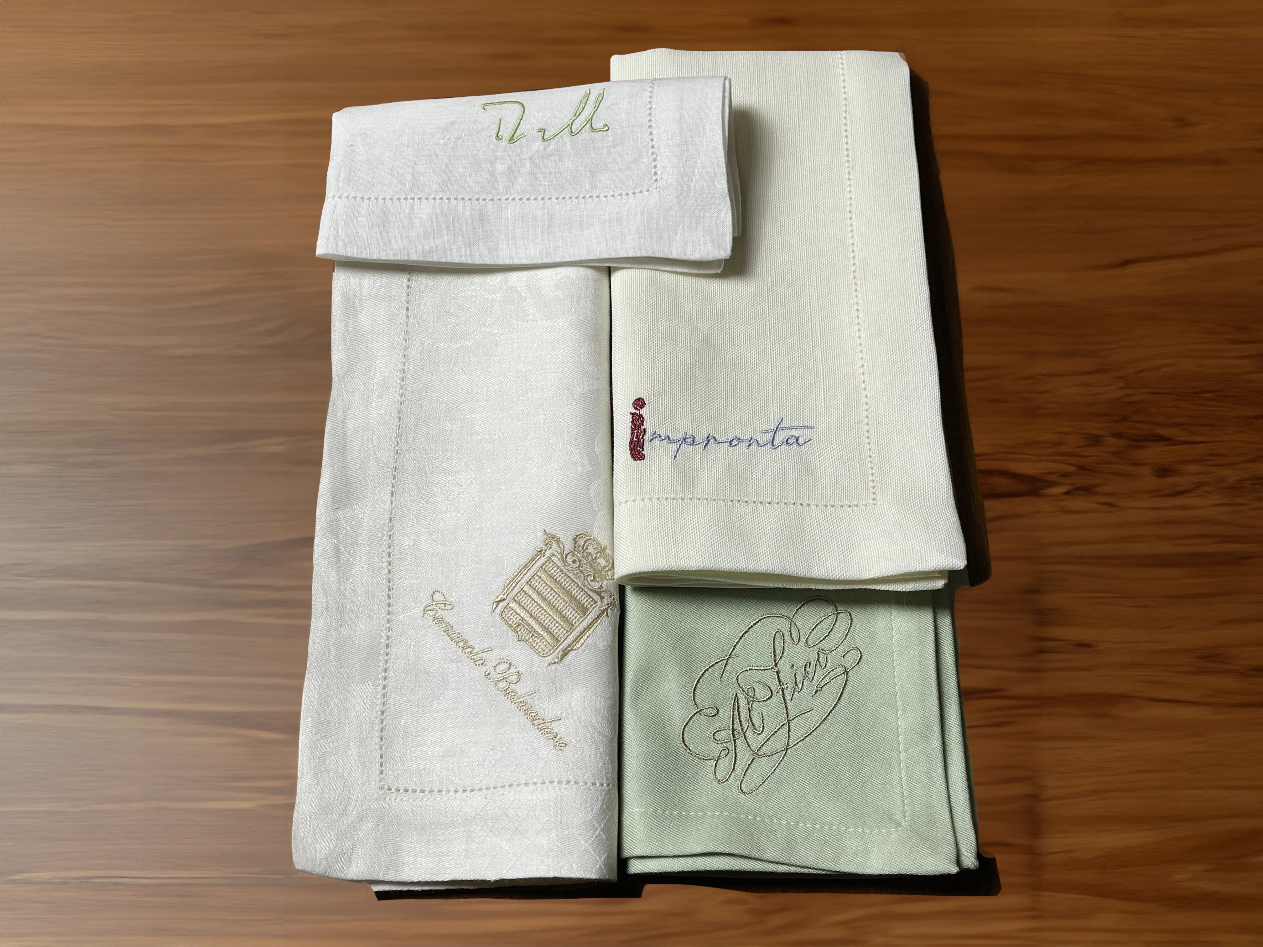 Tovagliolo_in_cotone_disegno_tessuto_Tolie_de_Jouy_rossa.webp