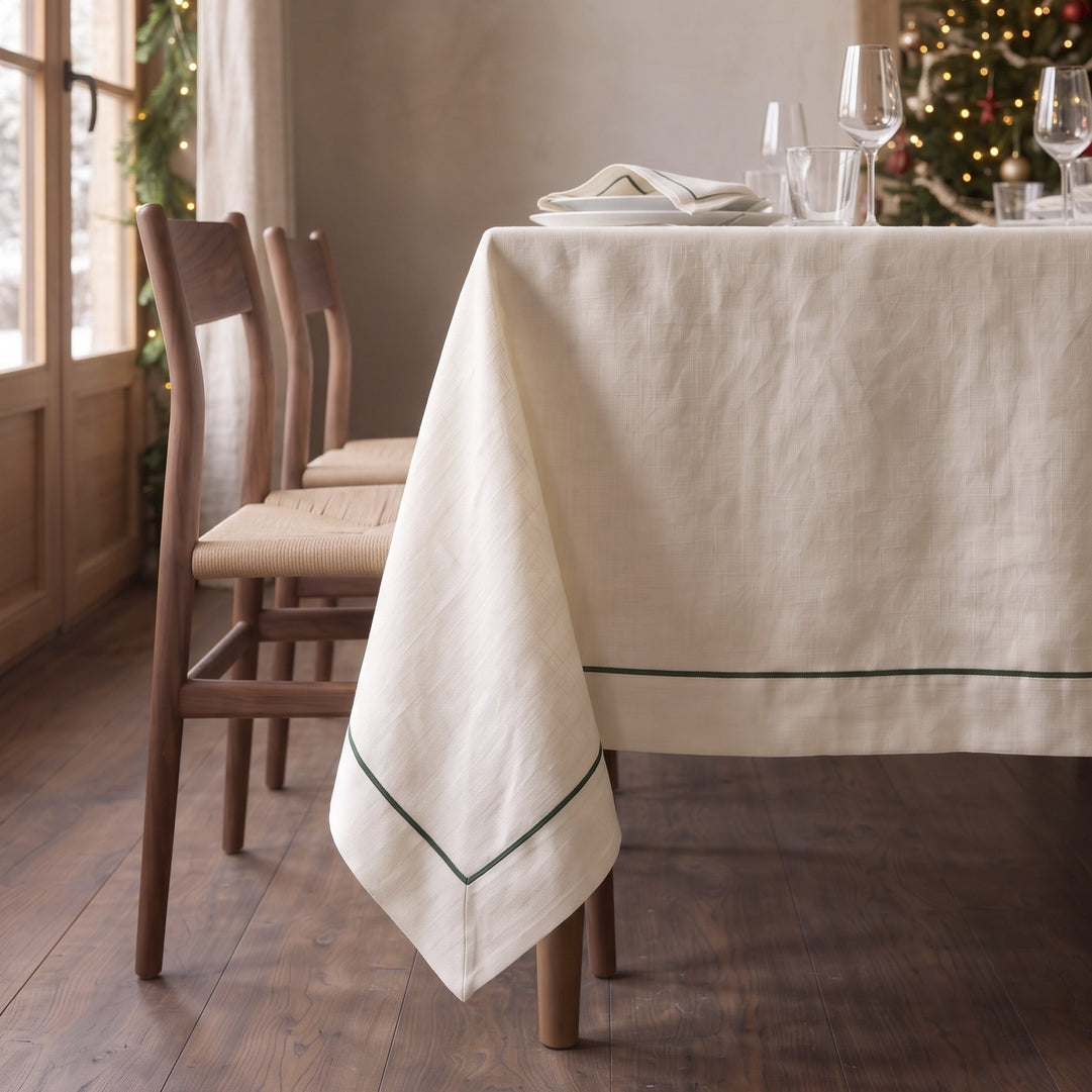 Tovaglia in lino e cotone bianco antico con cordonetto verde – Minerva