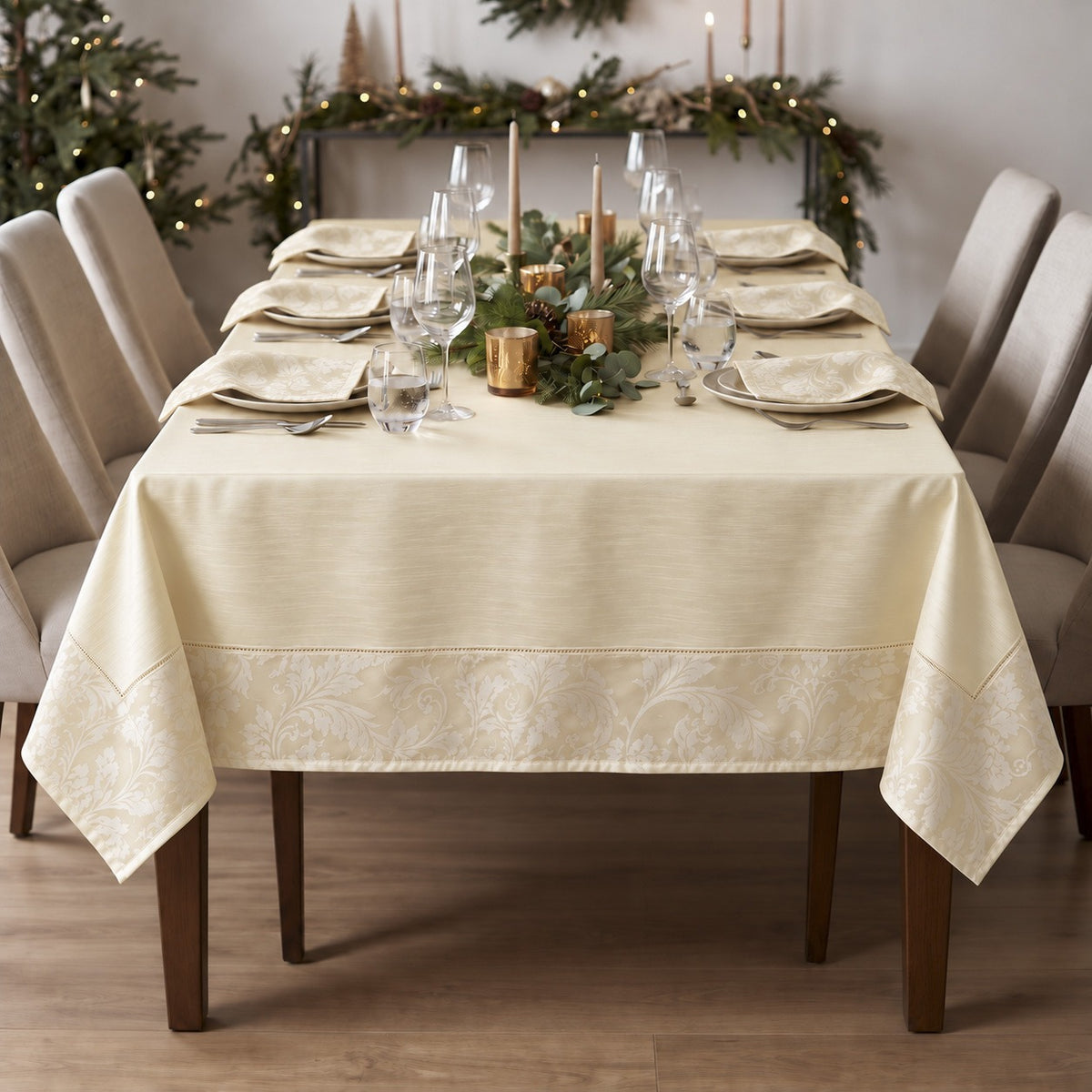 Tovaglia champagne in raso fiammato con cornice jacquard