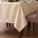 Dettaglio della tovaglia champagne in raso fiammato con cornice jacquard sulla caduta
